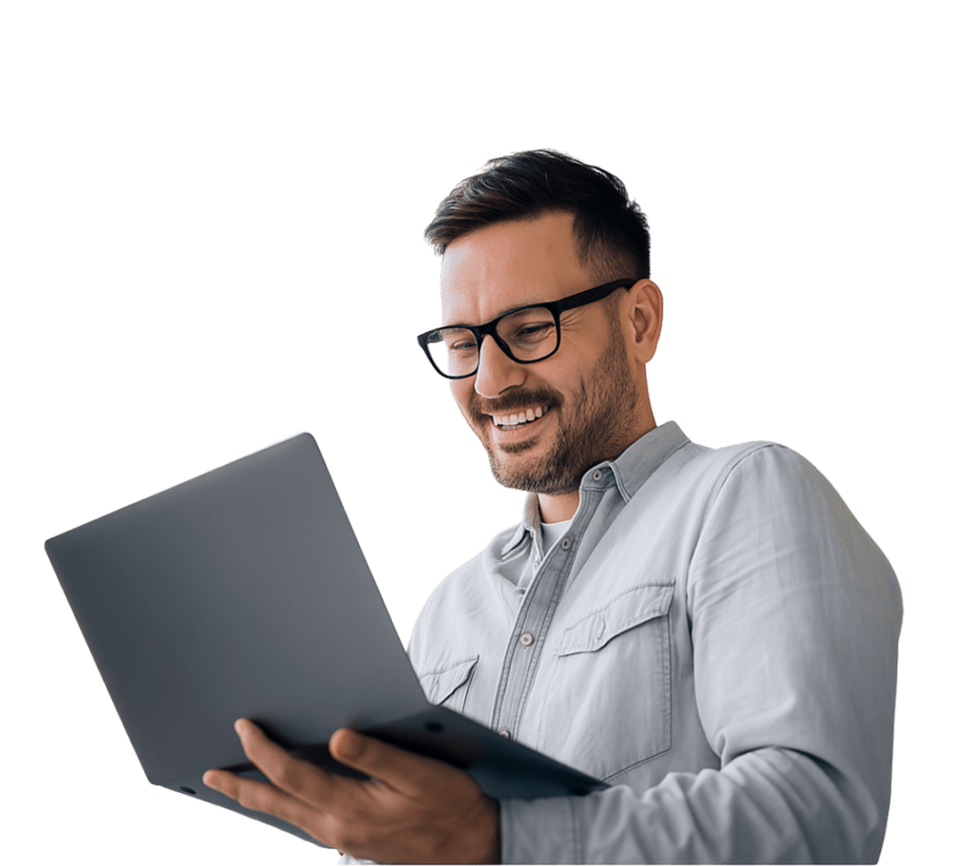 usmiechniety-mezczyzna-z-laptopem-platnosci-online-min